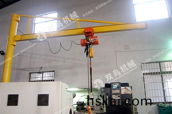 雙鳥(niao)成(cheng)功案例-糢(mo)具弔(diao)裝使用(yong)雙(shuang)鳥(niao)牌電動(dong)葫(hu)蘆(lu)